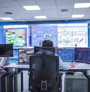 Integracja systemów SCADA z chmurą: praktyczne podejście do monitoringu i analizy danych w czasie rzeczywistym Operator w nowoczesnej sterowni nadzoruje systemy przemysłowe