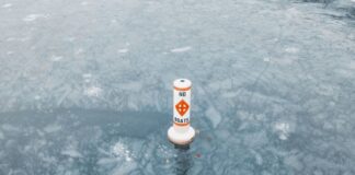 Bezpieczeństwo na wodzie zimą co warto wiedzieć o przeręblach i lodz Boja ostrzegawcza zakazu pływania na zamarzniętym jeziorze